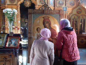 Верующие перед иконой Троеручица