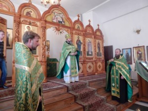 Богослужение совершают протоиерей Михаил, иерей Евгений, протоиерей Игорь